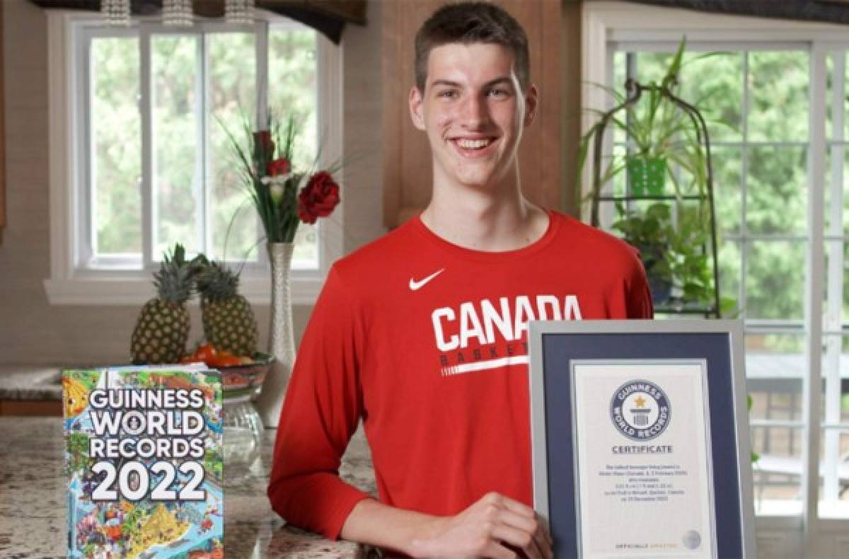 Exmadridista entra en los Libros Guinness por ser el adolescente más alto del mundo: ¡15 años y mide 2,26!