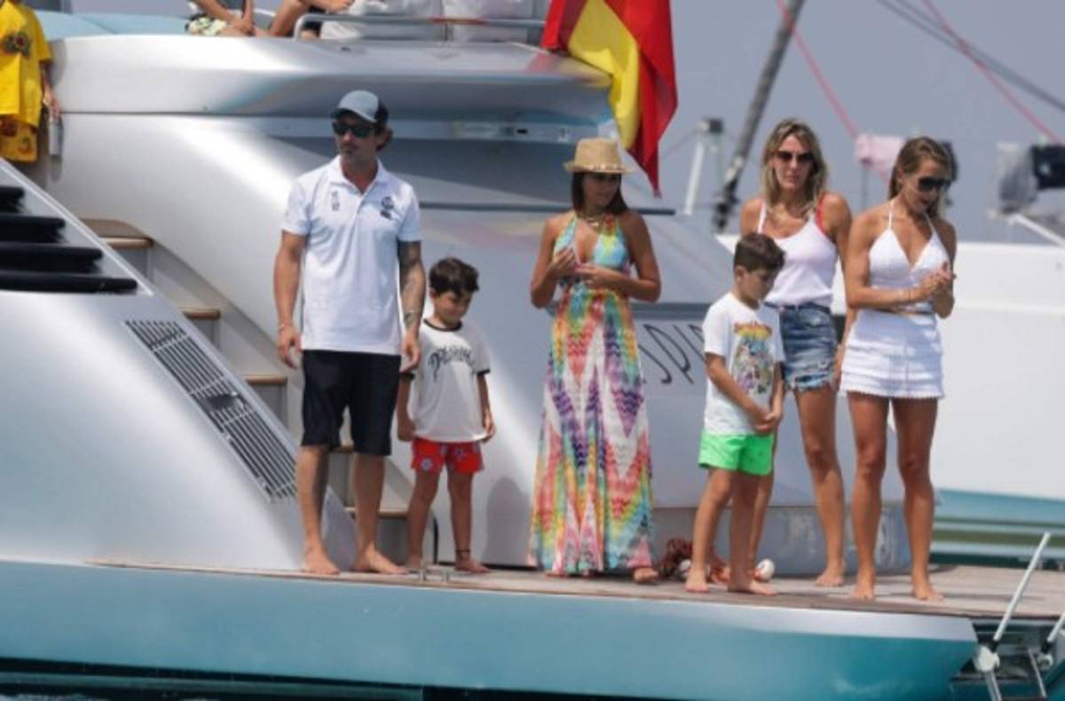 Así fue 'cazado' Messi junto a Suárez y Fábregas en Ibiza mientras se define su futuro en Barcelona