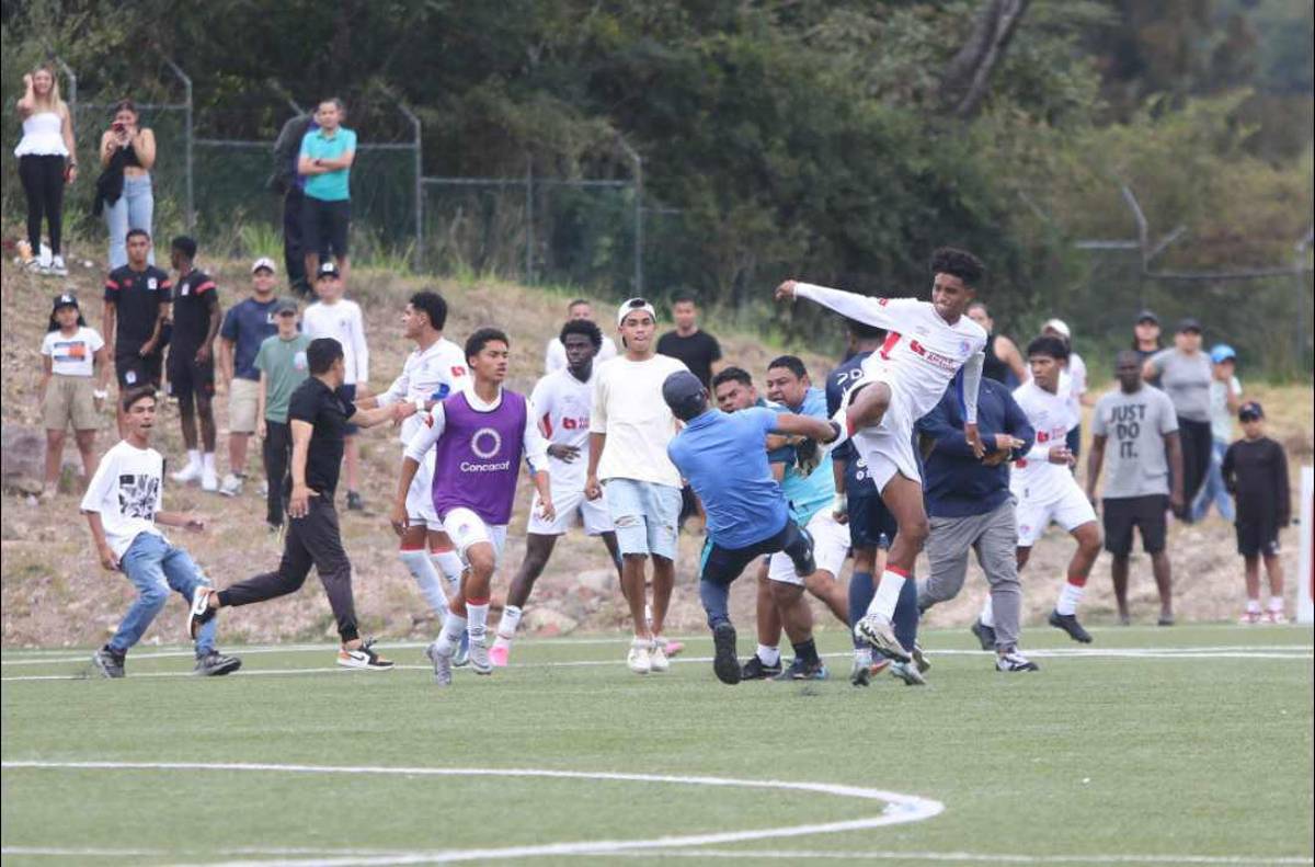 Enfrentamiento a puño limpio: Familiares y jugadores terminan la final de reservas entre Olimpia y Motagua entre golpes