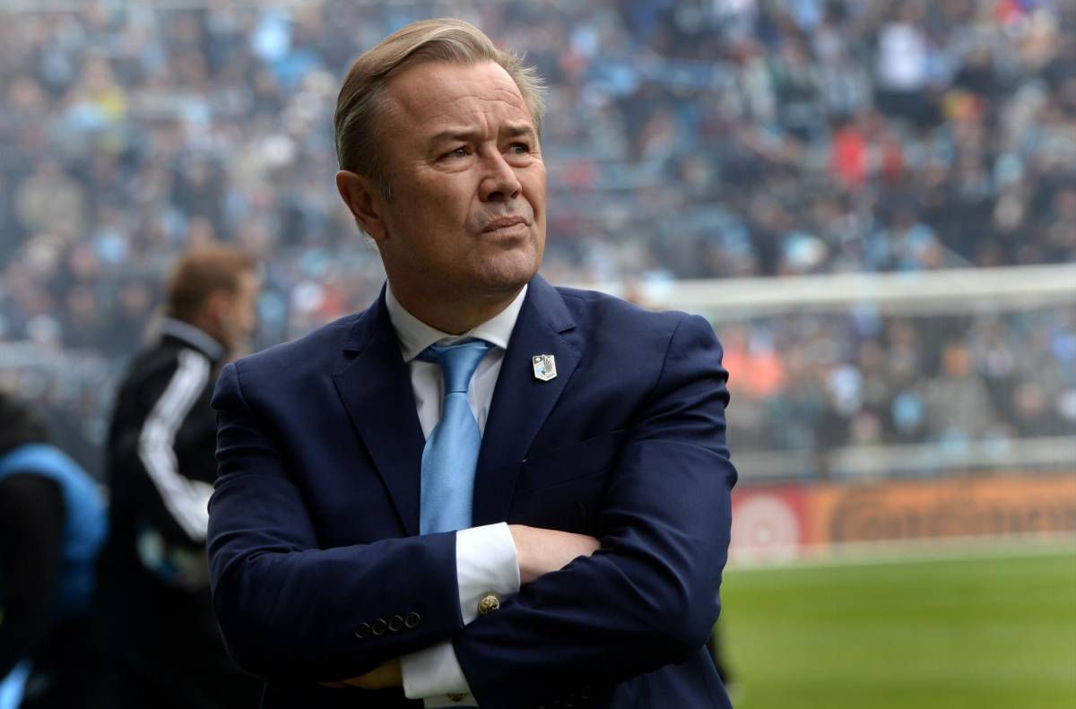 Head Coach Adrian Heath on the sidelines as Minnesota United FC held their home opener at Allianz Field in St. Paul, April 13, 2019. (Scott Takushi / Pioneer Press)