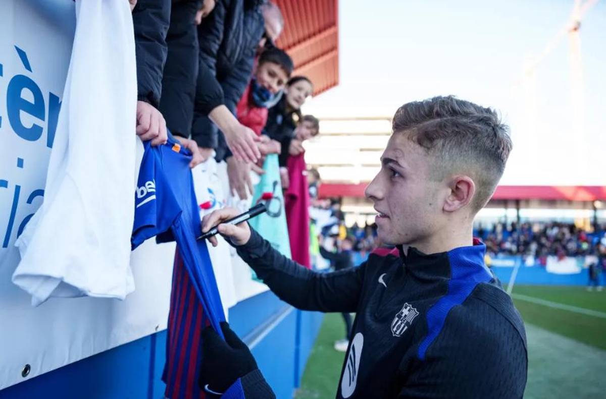 Así fue el entreno del Barcelona a puertas abiertas: comunión con los aficionados de cara al 2025