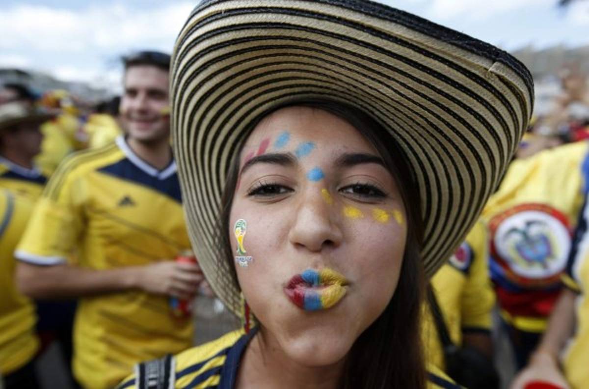 Las hermosas colombianas y su fiesta en partido Colombia-Grecia