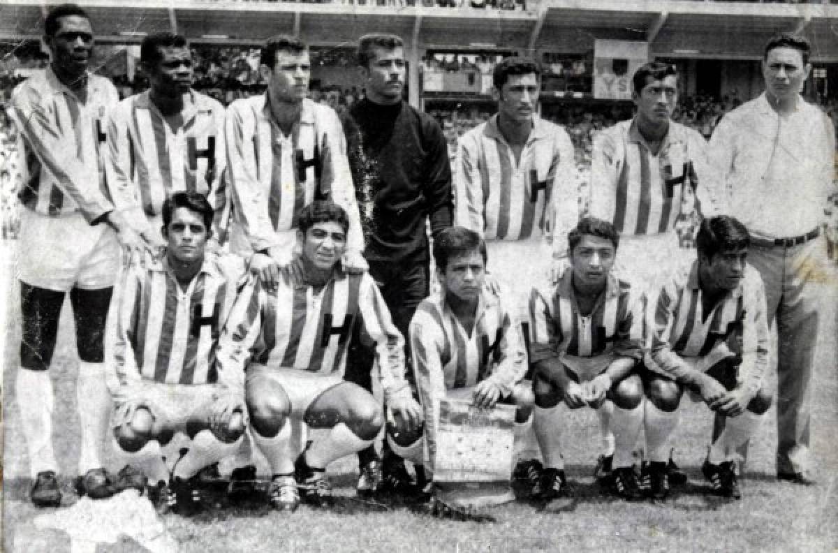 Picture of the Honduran national team before facing El Salvador for a qualifying football match for the World Cup Mexico 1970 at the Flor Blanca stadium in San Salvador, El Salvador on June 26, 1969. - 2019 commemorates 50th anniversary of the so-called 1969 'football war' between El Salvador and Honduras. (Photo by STR / AFP)