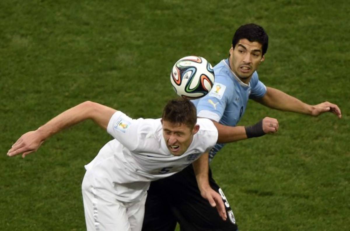 Uruguay ganó 2-1 a Inglaterra con un doblete de Luis Suárez