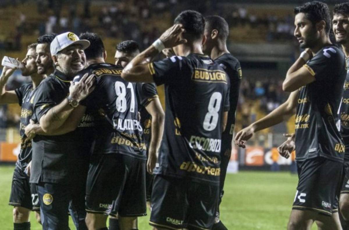 Los eufóricos festejos de Diego Maradona en su debut con Dorados de Sinaloa