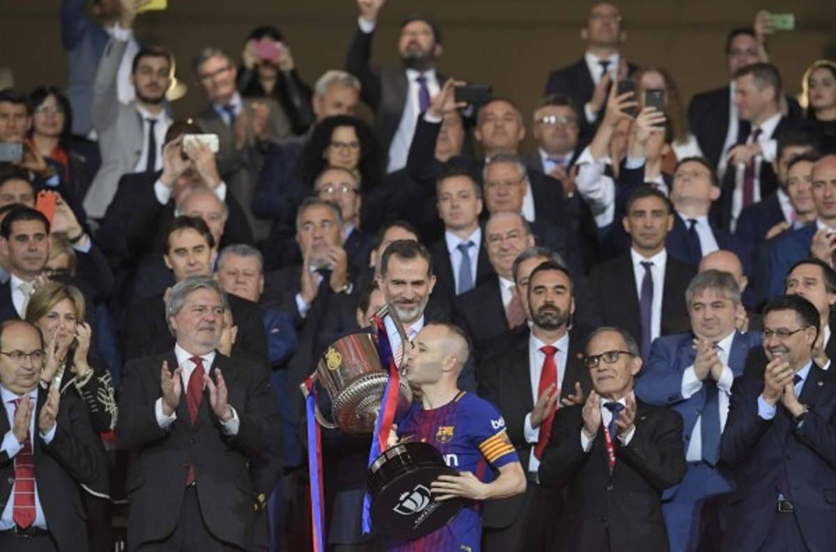 El beso de Luis Suárez, las lágrimas de Iniesta y el festejo del Barcelona