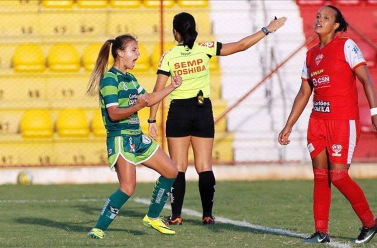 Djenifer Becker, la futbolista perfecta, es una muñeca y brillante en la cancha