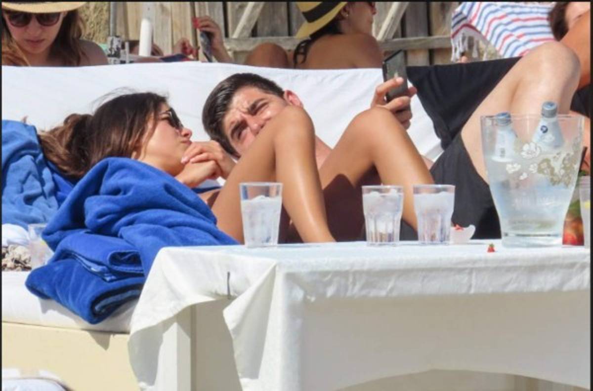 ¡Pillado! Courtois fue captado de vacaciones en Ibiza con dos infartantes mujeres