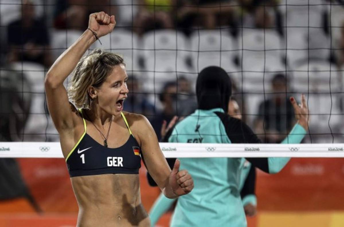 Jugadora de voleibol de Egipto utiliza velo en sus partidos