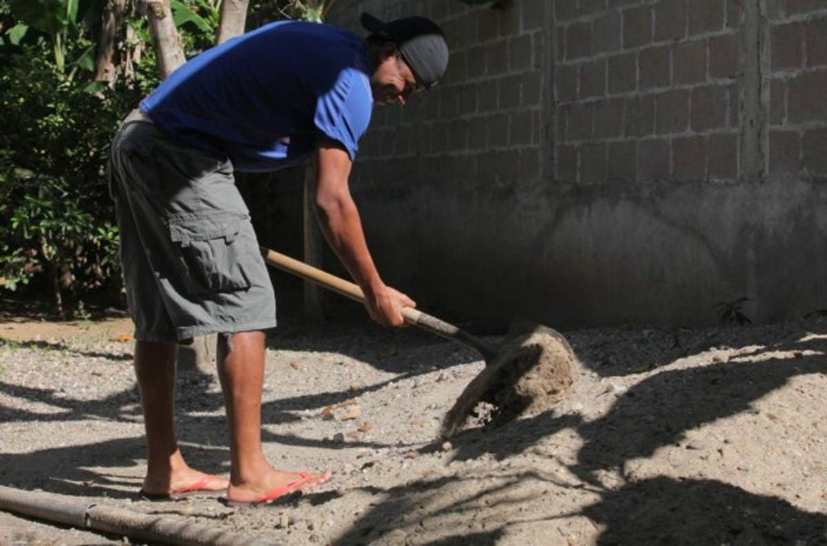 FOTOS: Así es la vida como albañil del defensa Henry Clark