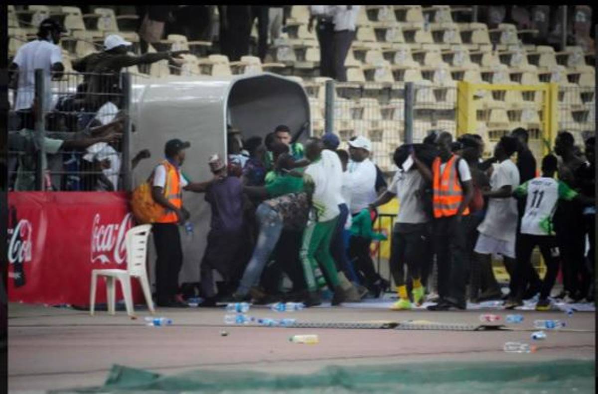Caos y muerte: Las violentas imágenes de los aficionados de Nigeria tras quedarse afuera del Mundial