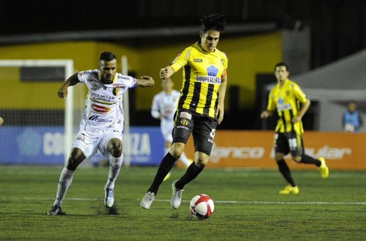 Las figuras del fútbol tico que están cerca del retiro