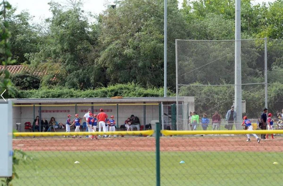 Incómodo momento: Shakira y Piqué estuvieron en un partido de béisbol de su hijo y así fueron captados