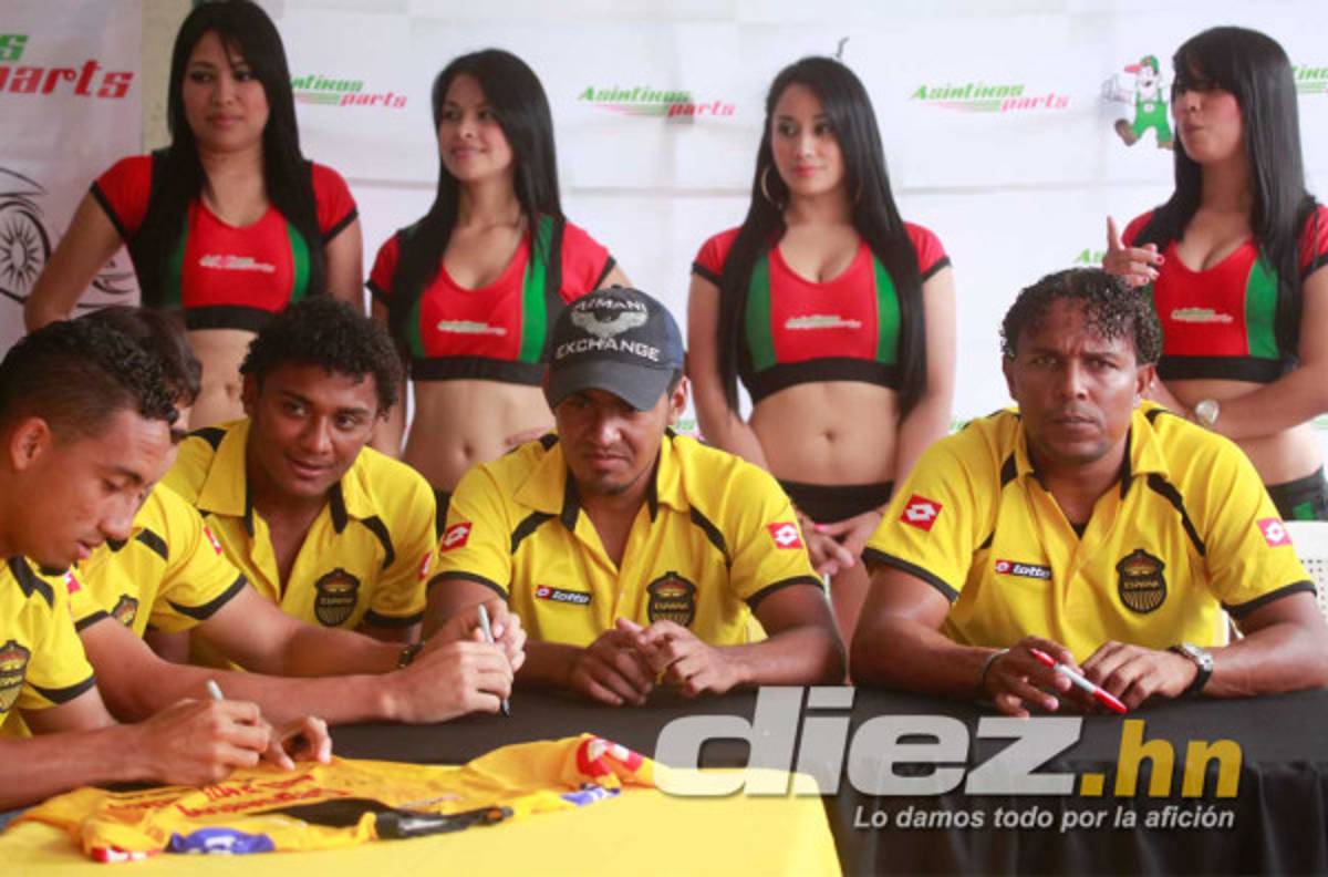 Real España y la firma de autógrafos en Asiatikos Parts.