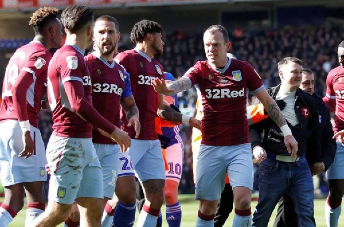 EN FOTOS: Brutal agresión de un aficionado a un jugador en pleno partido en Inglaterra  