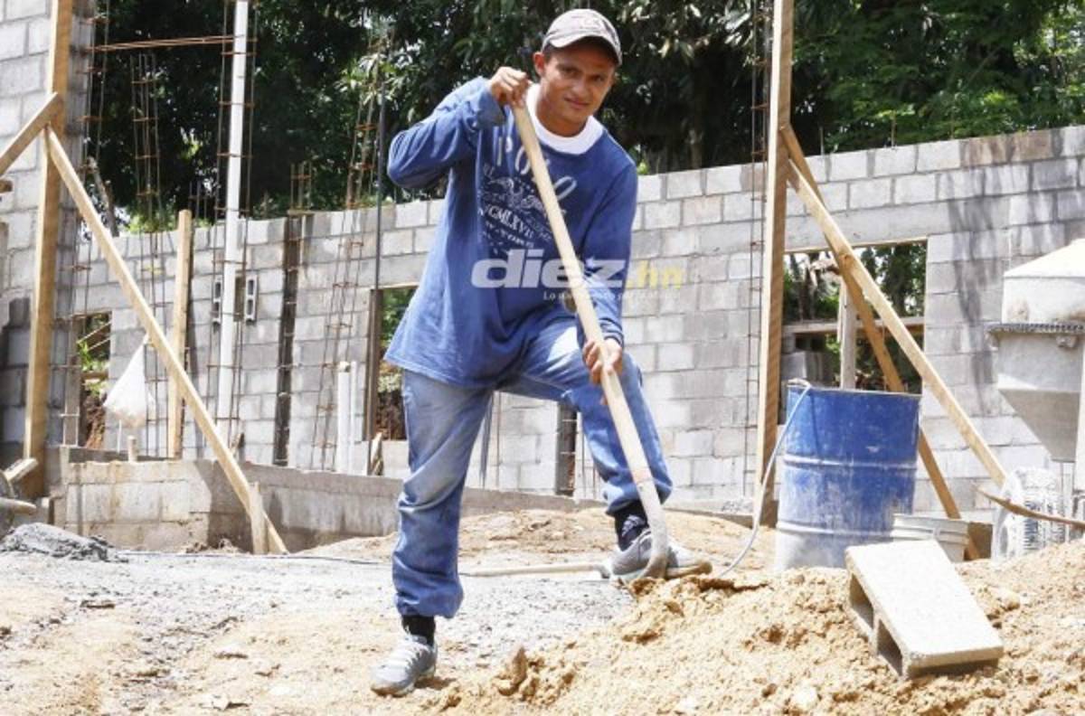 Así trabajaba 'Ñangui' Cardona en la albañilería día a día bajo un sol imperante