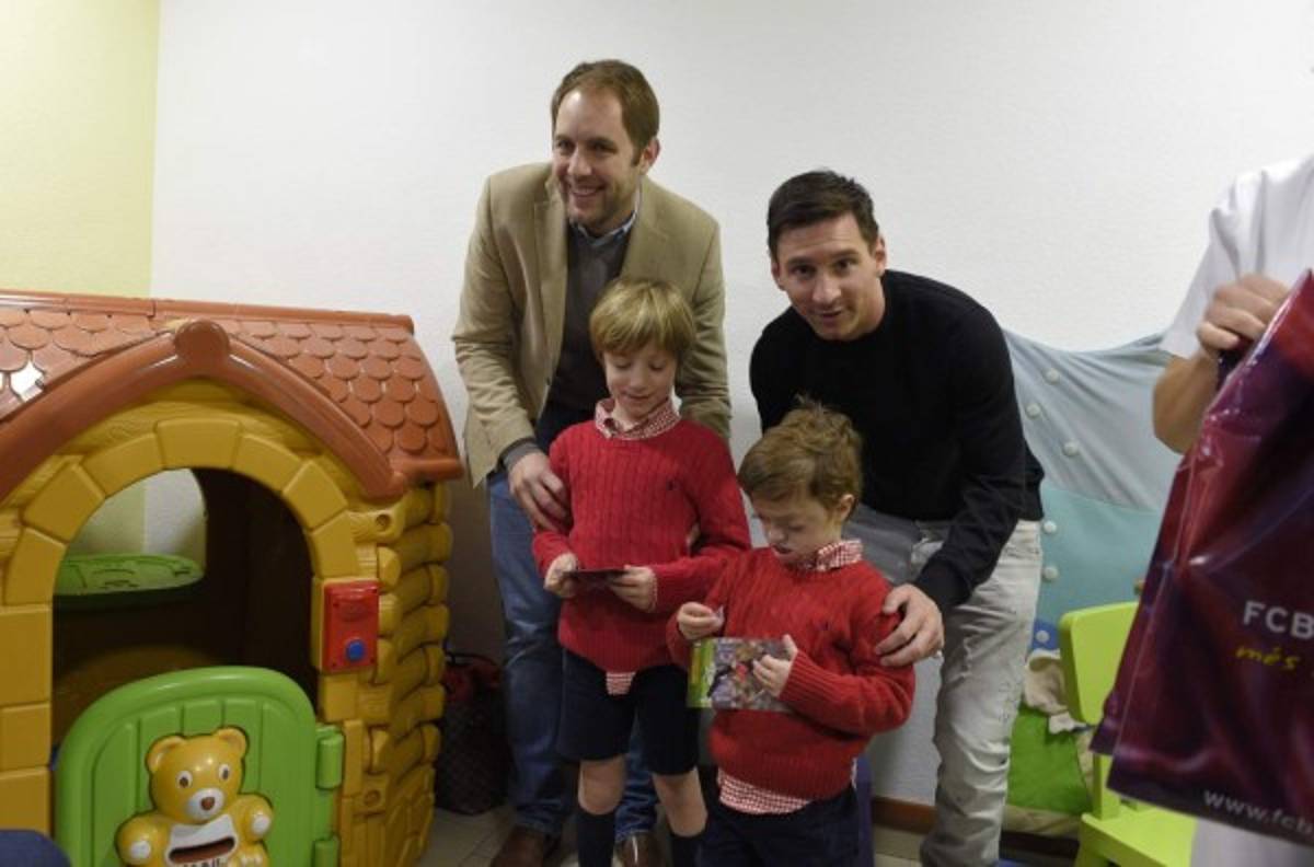 Lionel Messi se toma fotos y firma autógrafos en su visita a los hospitales de Barcelona