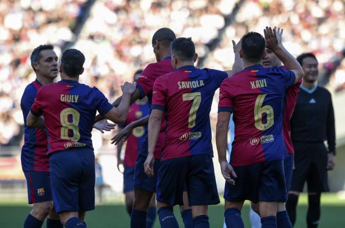 Las leyendas del Barcelona volvieron a derrotar al Real Madrid en el Clásico: el gesto de los blancos con Iniesta