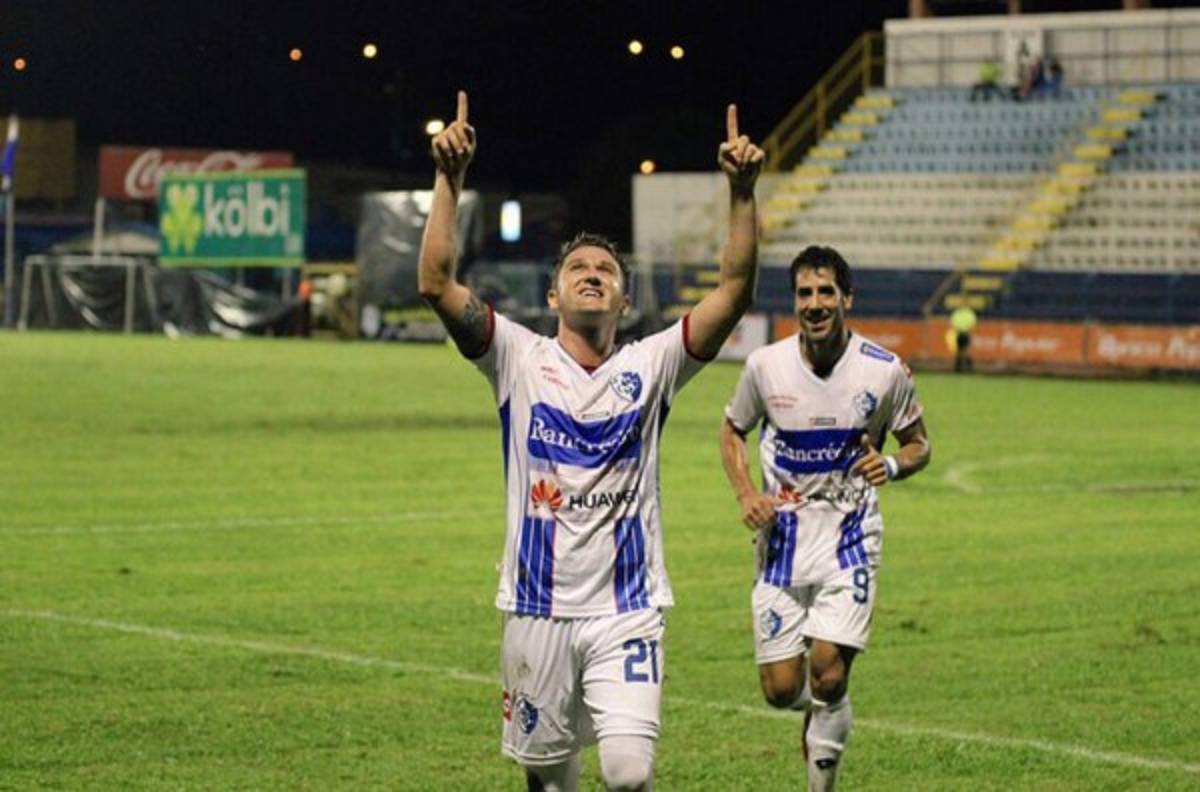 RUMORES Y FICHAJES: 'Loco' Abreu quiere volver a Santa Tecla y Saprissa traería a un ex mundialista tico