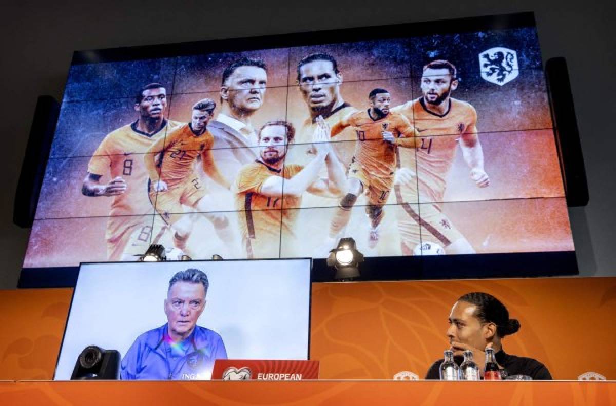 Netherlands national team's coach Louis van Gaal (L, on screen) and Netherlands' defender Virgil van Dijk give a press conference at the KNVB Campus in Zeist, on November 15, 2021, before the World Cup qualifying match against Norway. (Photo by Koen van Weel / ANP / AFP) / Netherlands OUT