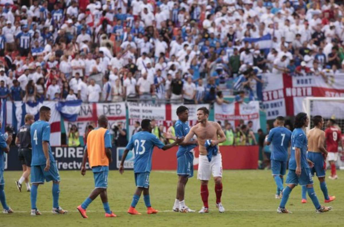 Famosos artistas y futbolistas que han posado con la camisa de clubes hondureños y de la Selección Nacional