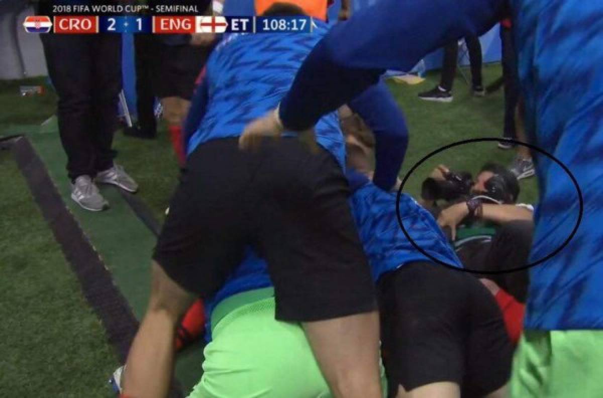 Fotógrafo de El Salvador recibe beso de croata en gol de Mandzukic