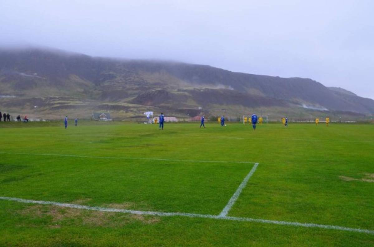 Las increíbles y bellas canchas de Islandia donde se juega fútbol profesional