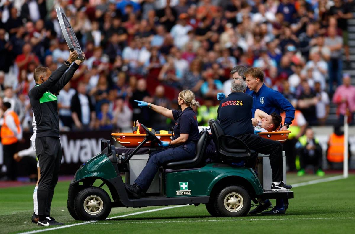 ¡No apto para sensibles! Así quedó el pie: La terrorífica lesión de Ashley Westwood que dejó a varios futbolistas llorando