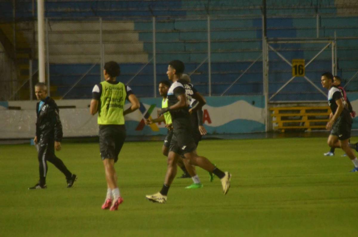 Nuevas caras y bajo una fuerte lluvia: Así fue el entrenamiento de la Selección de Honduras en el estadio Nacional