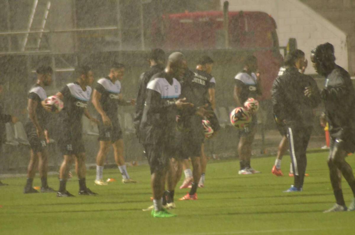 Nuevas caras y bajo una fuerte lluvia: Así fue el entrenamiento de la Selección de Honduras en el estadio Nacional