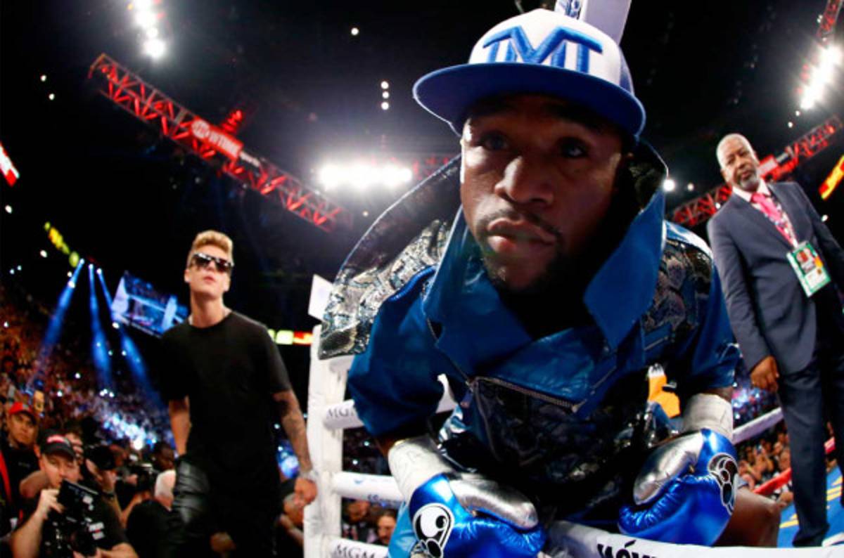 Floyd Mayweather gana con contudencia a Saul 'Canelo' Álvarez