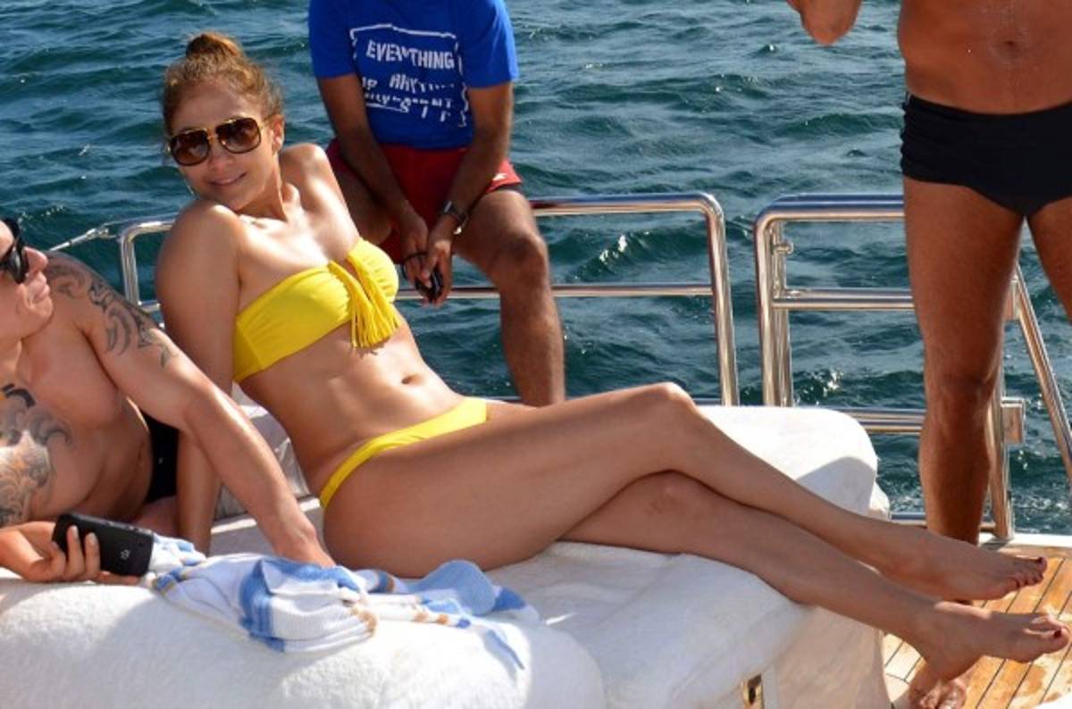 11 fotos de infarto de Jennifer López, la fan número uno del Real Madrid