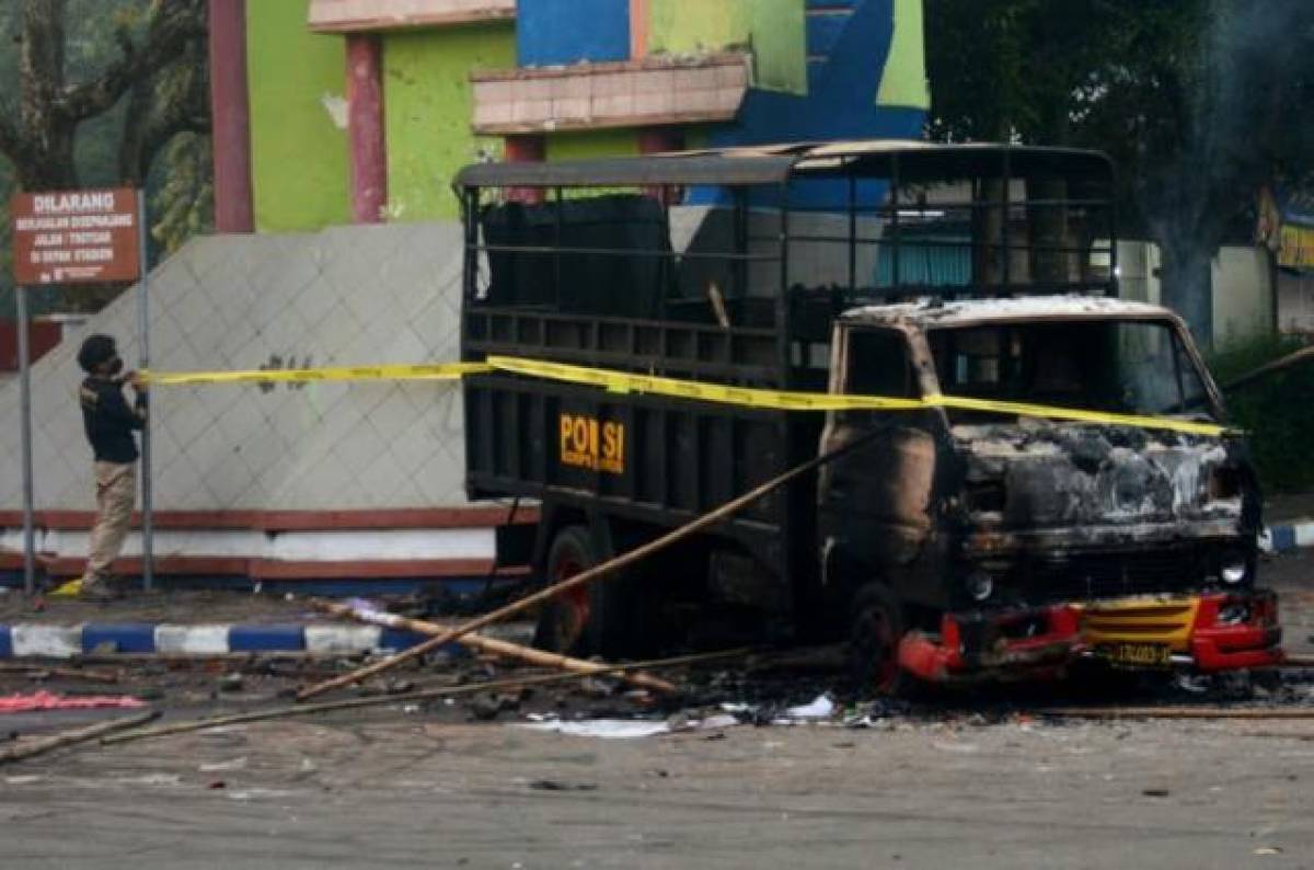 Imágenes aterradoras: Al menos 174 personas perdieron la vida en un partido de fútbol en Indonesia
