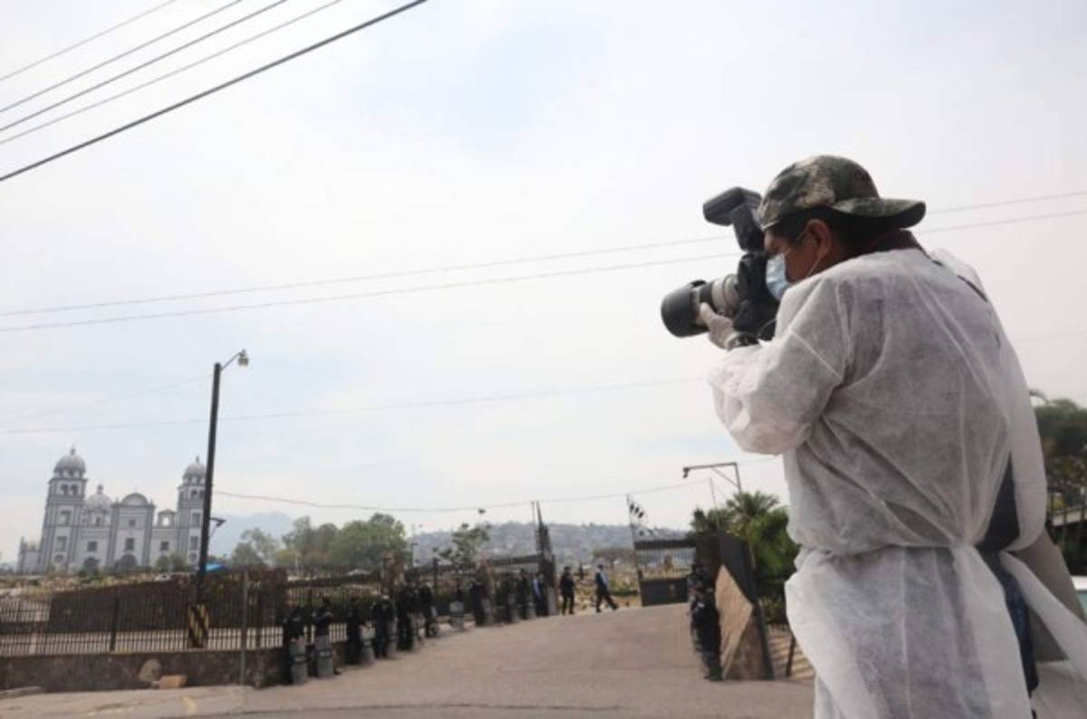 Solo con sus familiares: Así fue el entierro de Rafael Callejas en Tegucigalpa