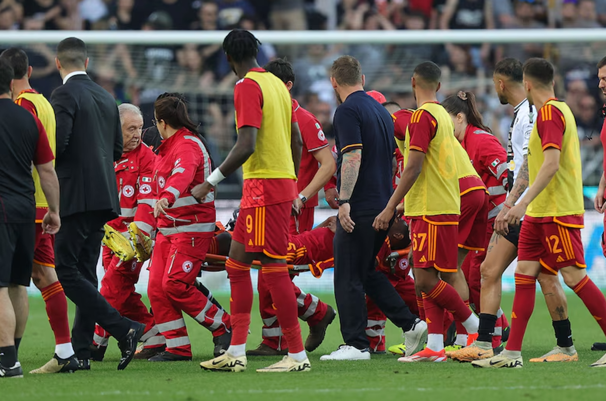 Drama en la Roma: salió jugando, se desploma y el partido queda suspendido