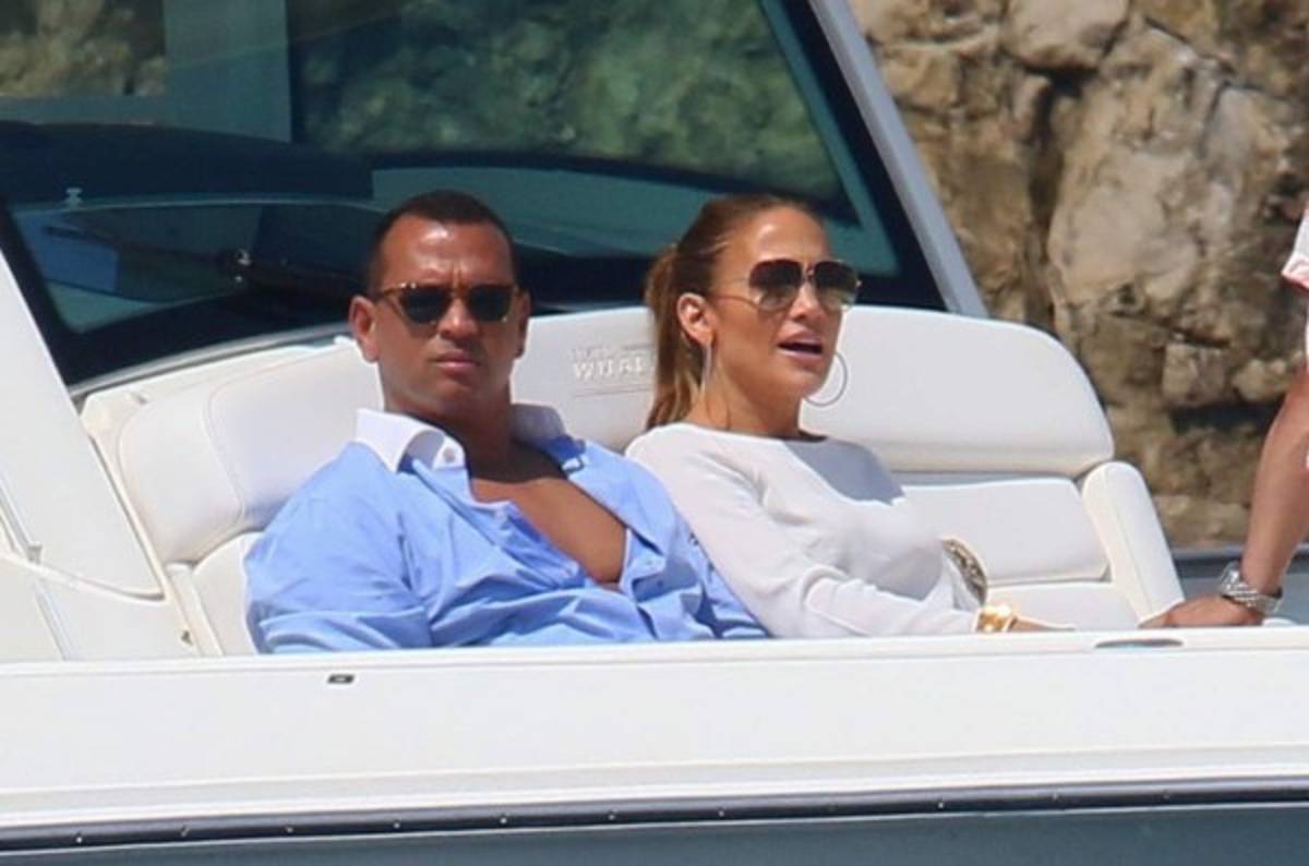 Jennifer López luce su explosivo cuerpazo en sus vacaciones con Alex Rodríguez