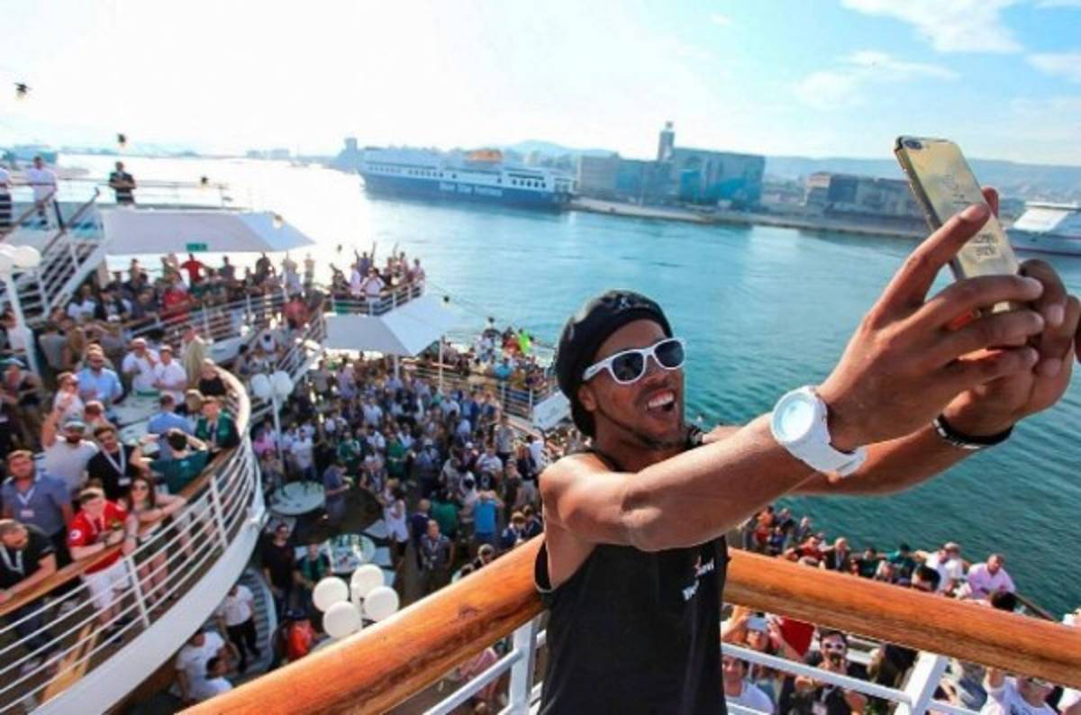 Casas y autos: Así es la vida lujosa de Ronaldinho, el crack más esperado en Honduras