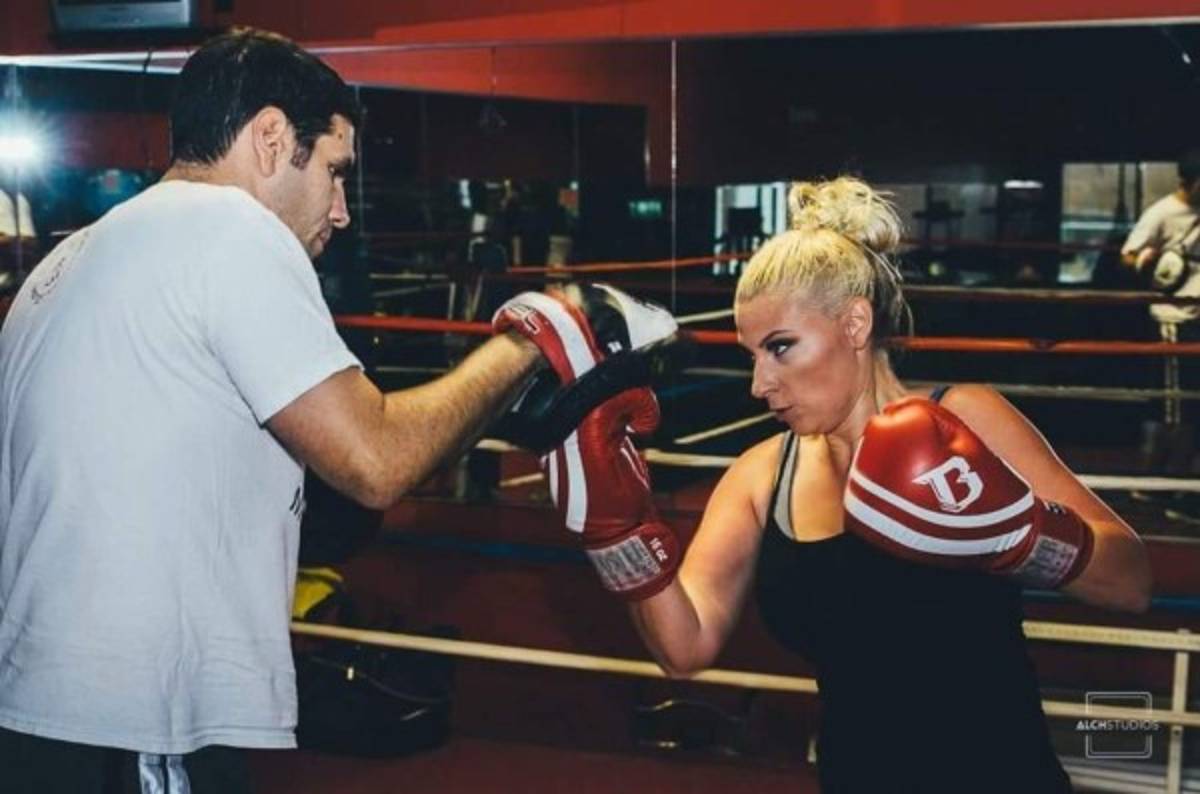 FOTOS: Peleadora tuvo que cambiar de categoría por tamaño de su busto