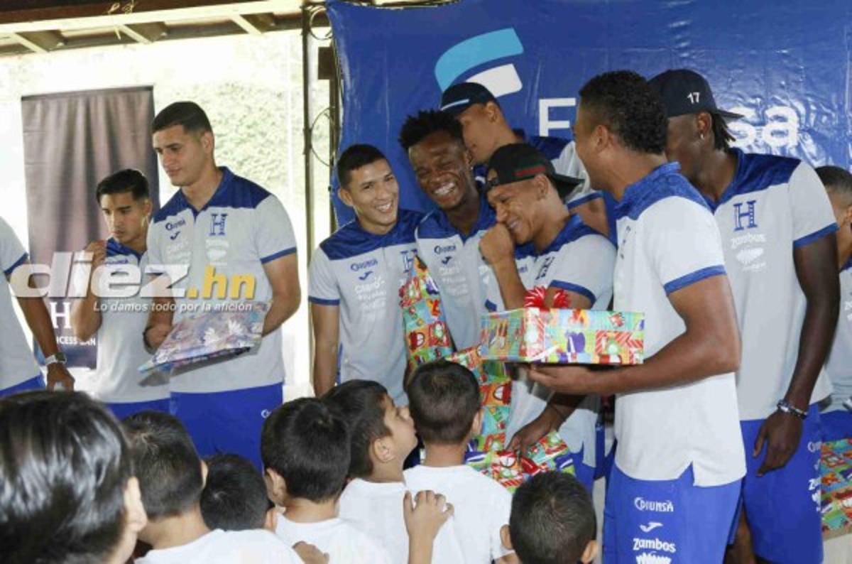 FOTOS: Jugadores de Selección de Honduras llevan alegría a un grupo de niños