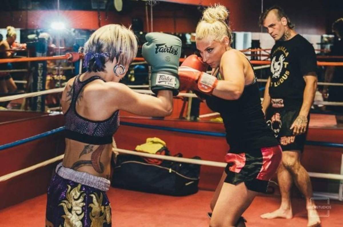 FOTOS: Peleadora tuvo que cambiar de categoría por tamaño de su busto