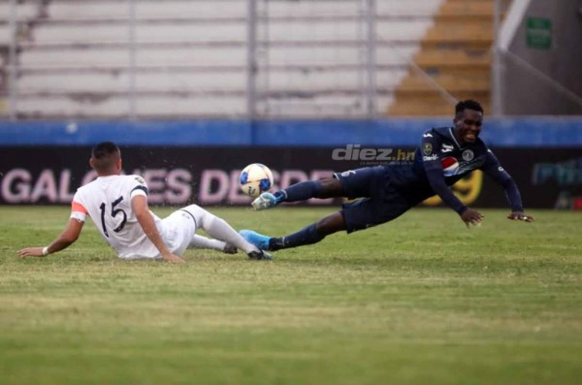 El beso de Moreira, hermosa novia de jugador del Platense y 'Firulais' fue protagonista