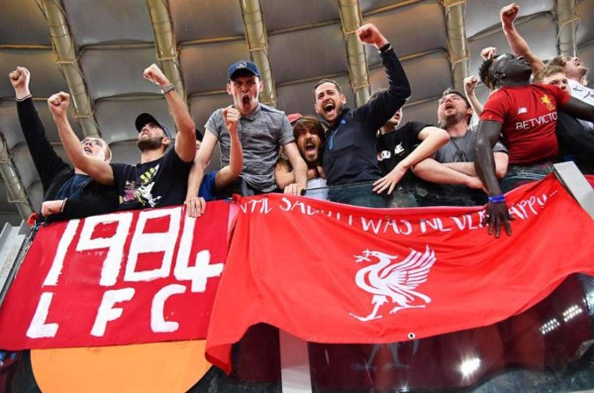 Lo que no se vio en TV: Eufórica celebración de Liverpool y Salah consuela a sus excompañeros