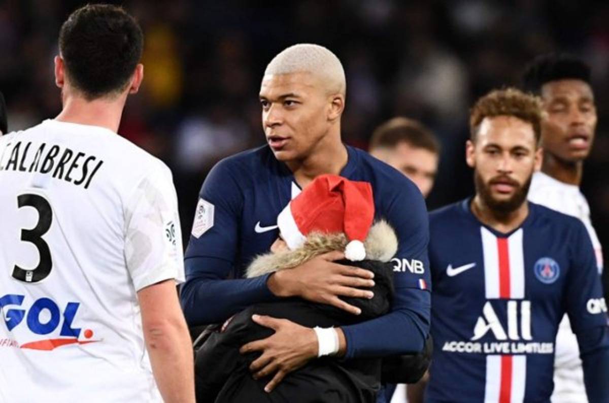 Para ser leyenda no necesitas mucho: El gran gesto de Mbappé con un niño en pleno partido del PSG    