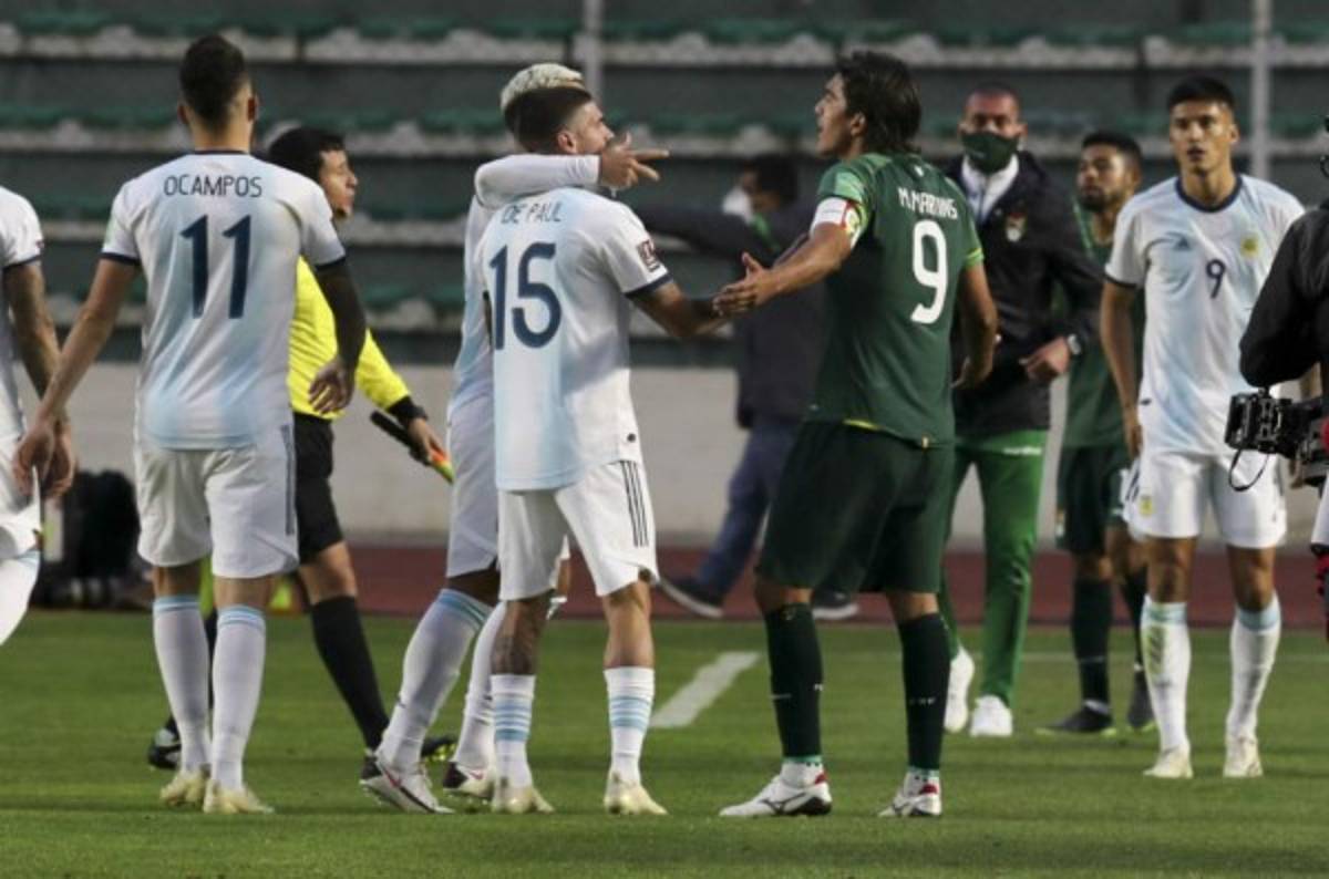 Fotos: La pelea de Messi al final del partido y Scaloni se metió a la cancha a celebrar un gol