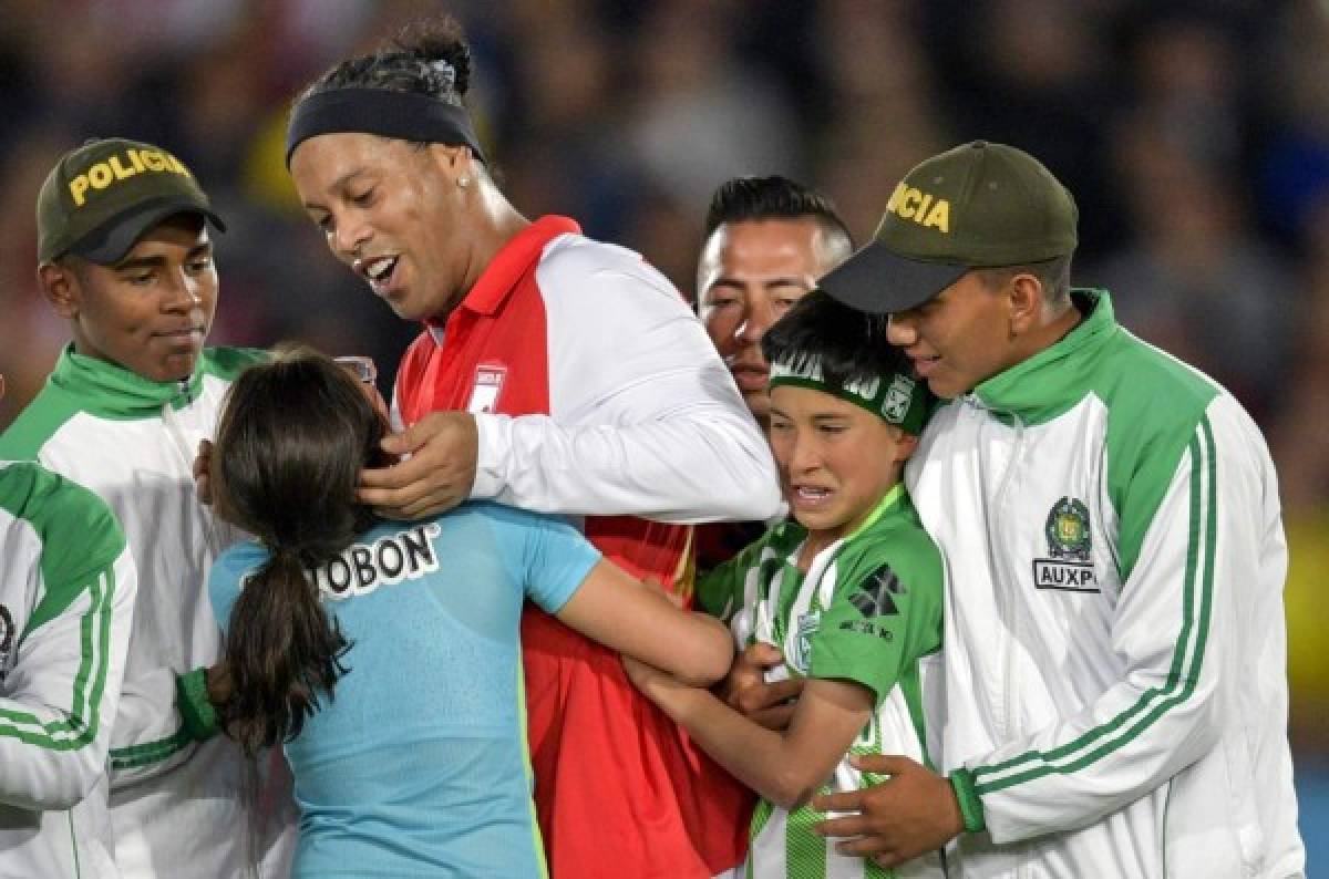 Ronaldinho provoca locura en Colombia: Estadio lleno, abrazo con leyenda y máximo respeto