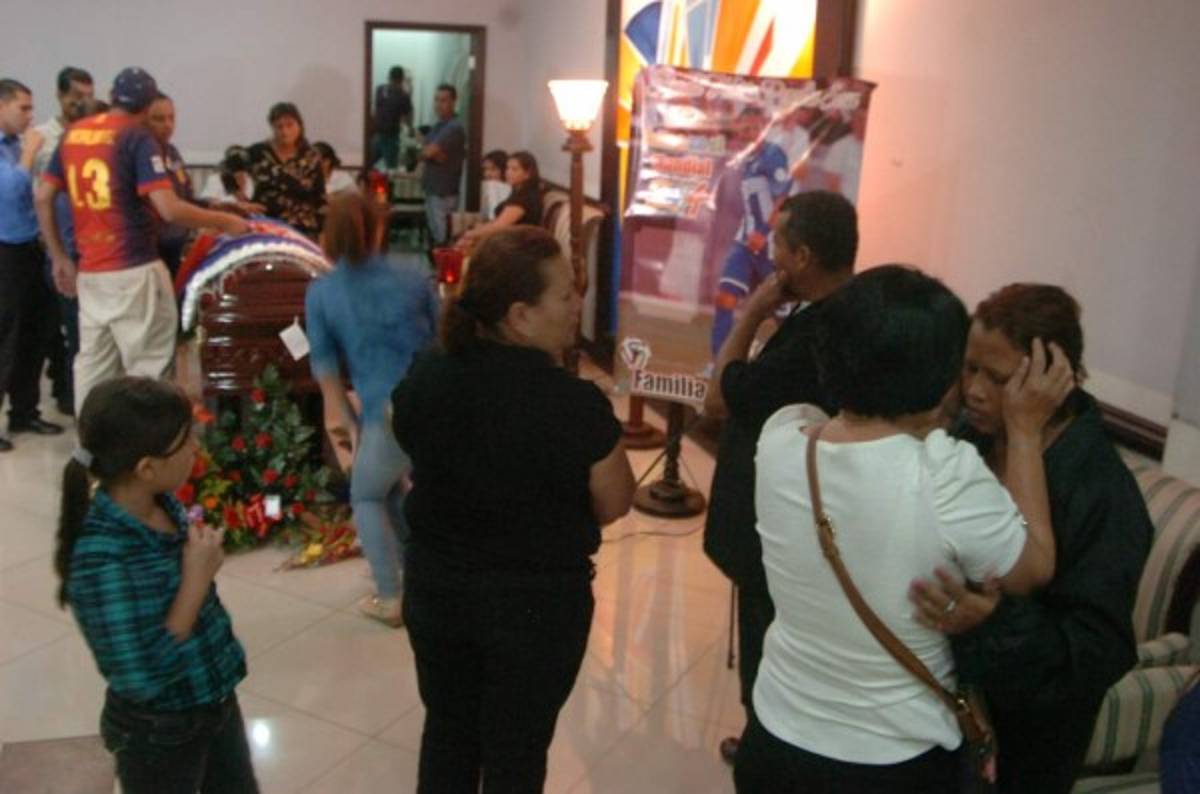 Desconsolada y sin resignación, así sufre madre de Arnold Peralta