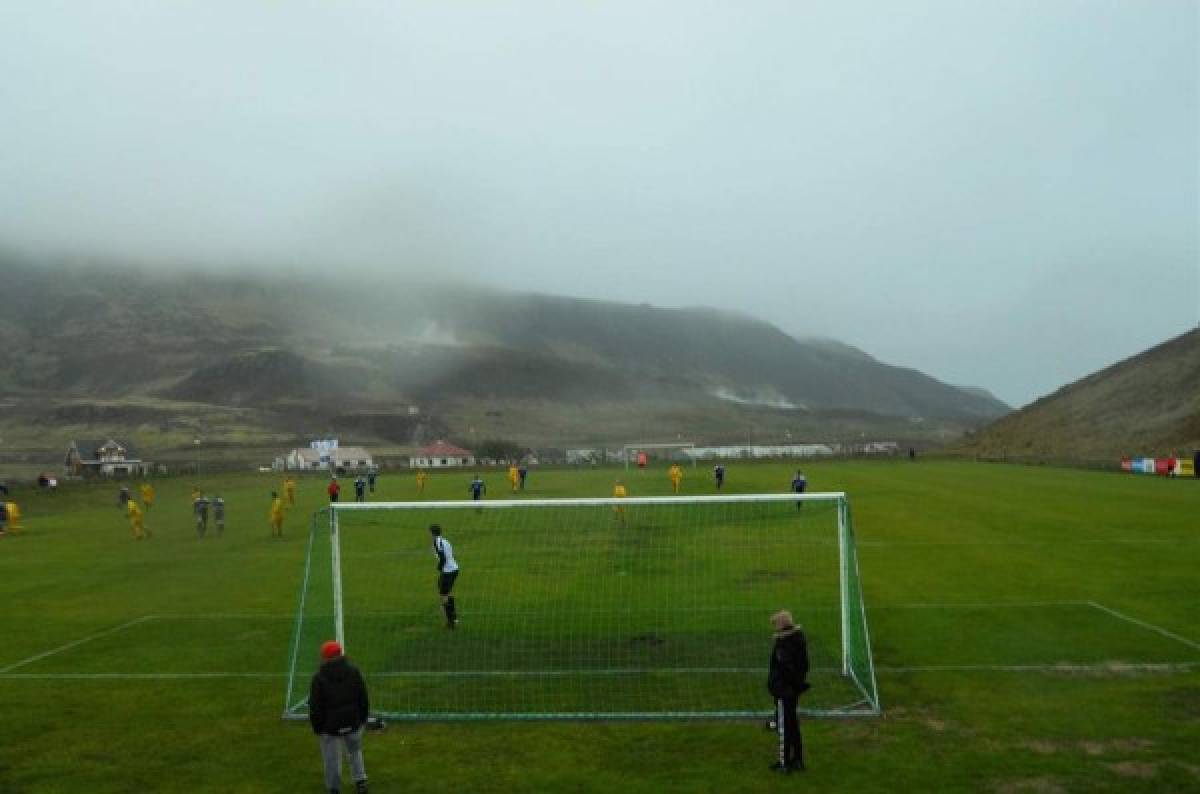 Las increíbles y bellas canchas de Islandia donde se juega fútbol profesional