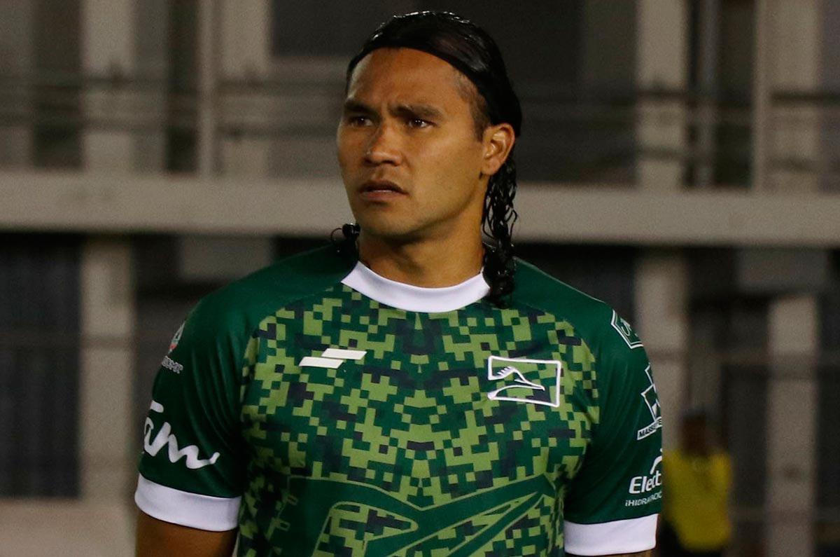 Gullit Peña impacta a todos con su nueva faceta tras dejar el alcohol: ya firmó