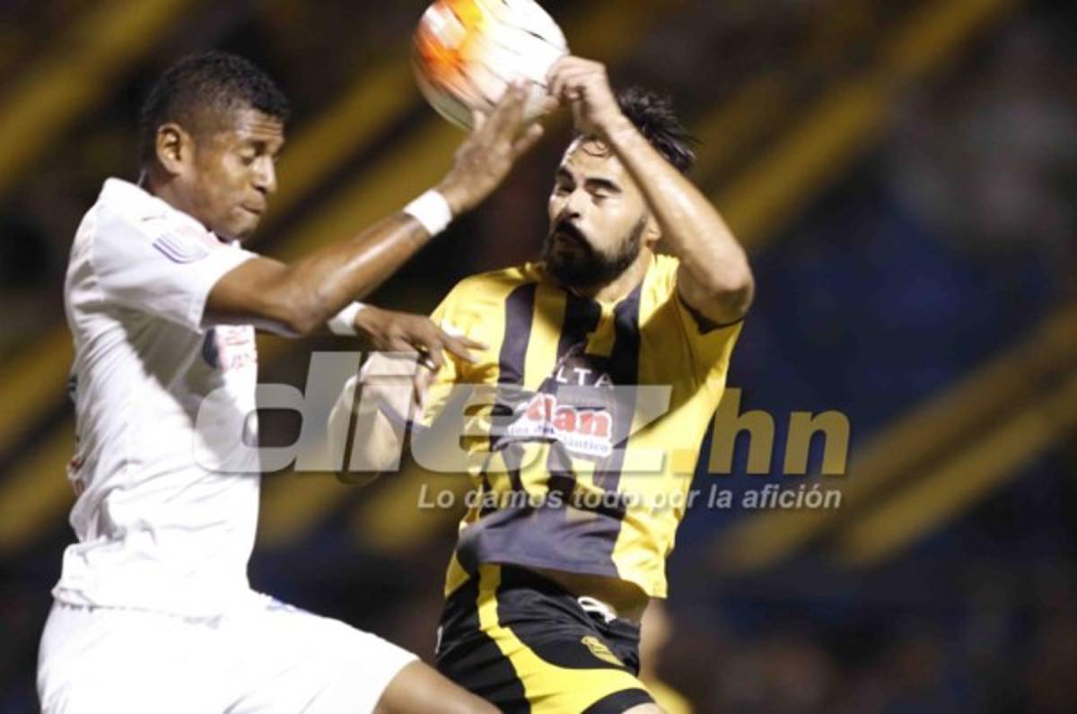 Carlo Costly se ayuda con la mano en el segundo gol de Olimpia