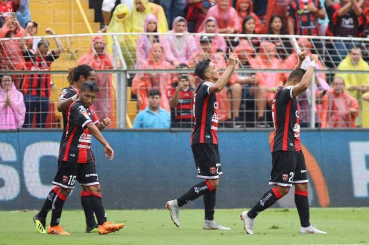 Alajuelense triunfa y mantiene el liderato en Costa Rica